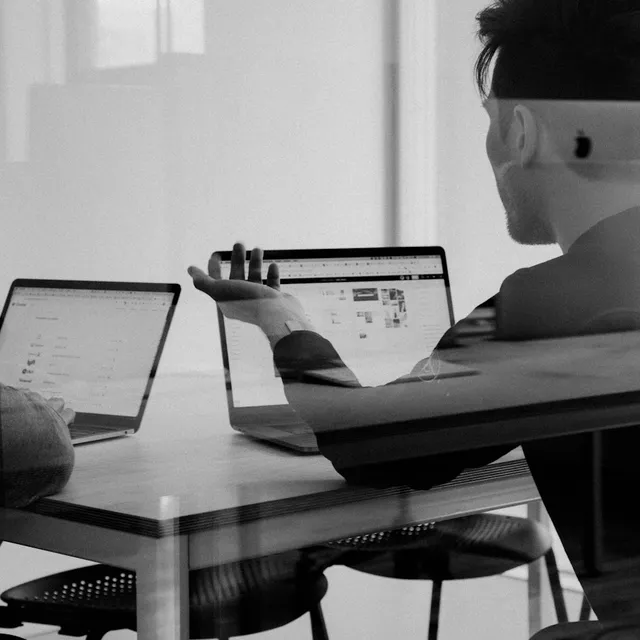 Des responsables opérationnels collaborent devant un écran